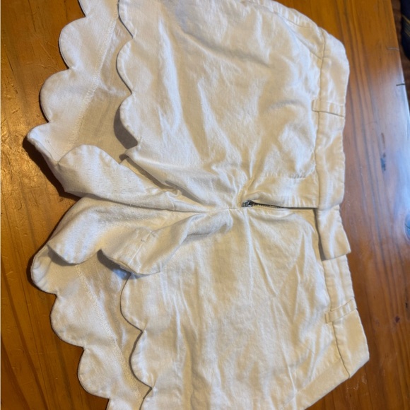 J. CREW Ivory Shorts Women Sz 10 with Scalloped Hem‎ minimalist - Picture 1 of 9